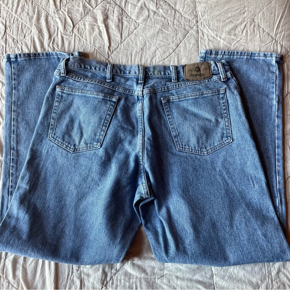 Wrangler Men's Relaxed Jeans in Blue - Picture 4 of 5
